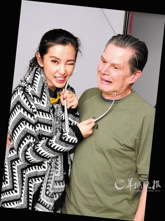 　　李冰冰与蜡像制作人员已很有默契