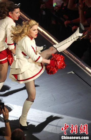 鸟叔与麦当娜唱《江南style》互钻胯下尺度大