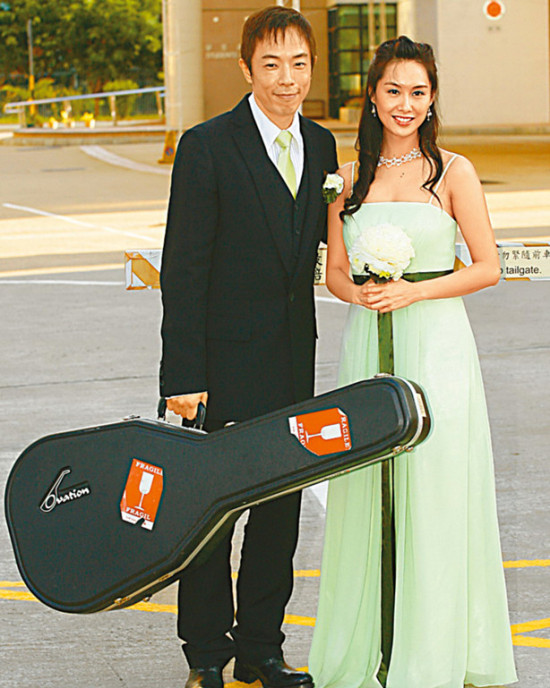 自己性格火爆,但他同时也知道天下女人皆记仇,所以黄贯中说跟朱茵讲话