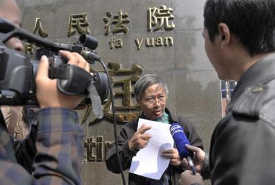 成都作家鲜琦庭外接受采访。