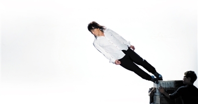 上月，伍佰与台湾著名摄影师林炳存合作拍摄《无尽闪亮的哀愁》MV。