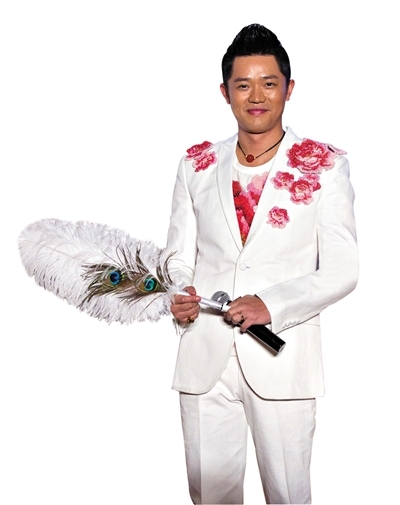 昨日，曾毅与玲花以一身喜庆造型亮相。新京报记者 郭延冰 摄