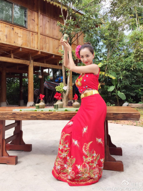 在体态上可能没有傣族那种三道弯的曲线,但也是蛮纤细的,白族服装也会