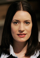 佩琦-布鲁斯特饰演艾米莉-普兰蒂斯