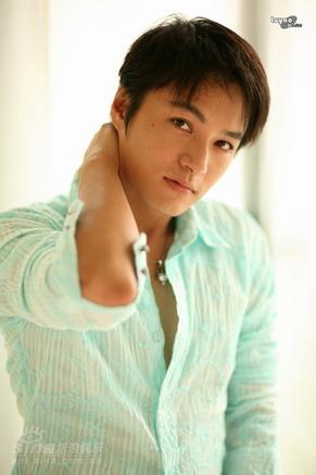 资料图片青年演员郑国霖绅士儒雅写真10