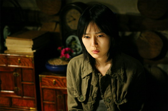 资料图片:韩国恐怖片《两个人》精彩剧照(16)