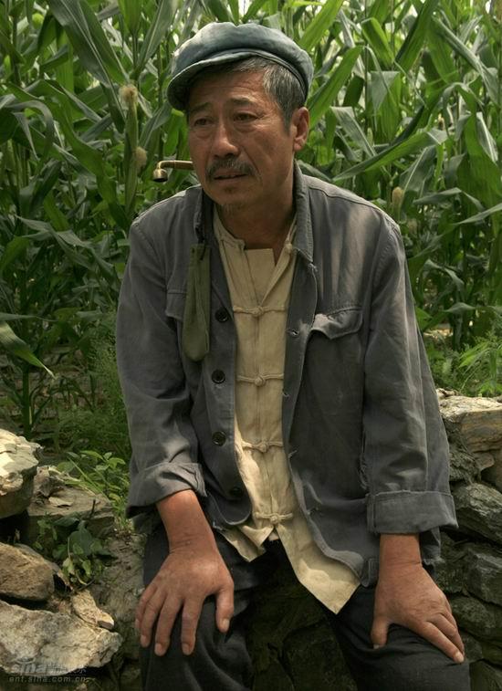 资料图片:《大山的儿子》剧照--张国荣饰张万山
