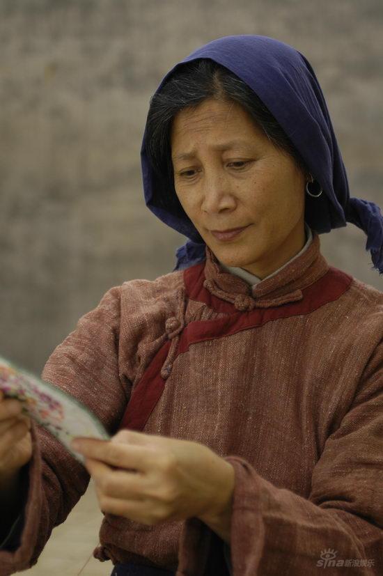 资料:电视剧《大国医》剧照--李坤棉饰演老彩妻