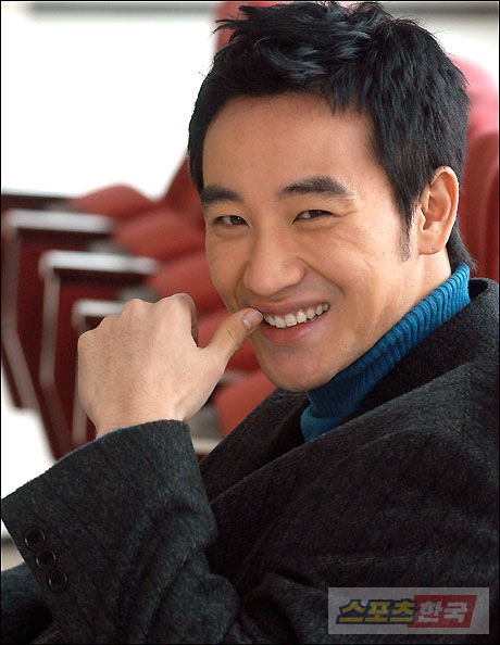 资料图片:韩国演技派明星严泰雄精彩写真(40)