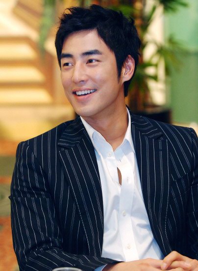 资料图片:《浪漫满屋》民赫哥金成洙写真(2)