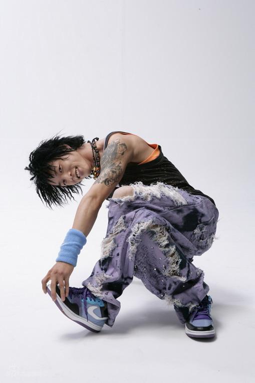 资料图片:韩国舞王poppin贤俊精彩写真(22)