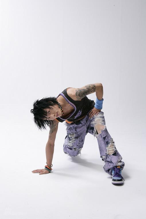 资料图片:韩国舞王poppin贤俊精彩写真(24)