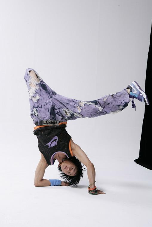 资料图片:韩国舞王poppin贤俊精彩写真(28)