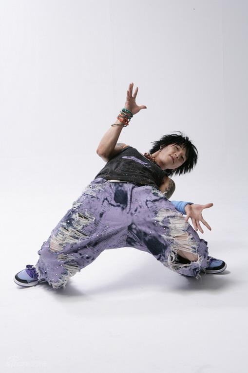 资料图片:韩国舞王poppin贤俊精彩写真(31)