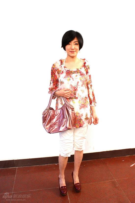 资料图片:《中国式相亲》--关宝慧饰安志美