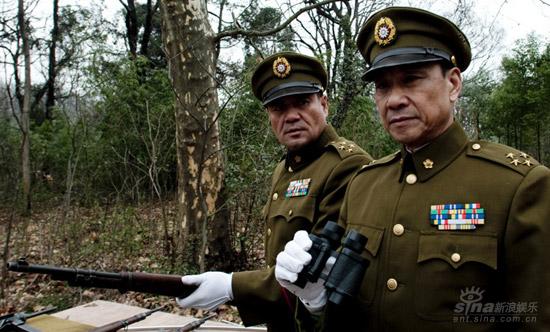 王学圻(右)饰李宗仁