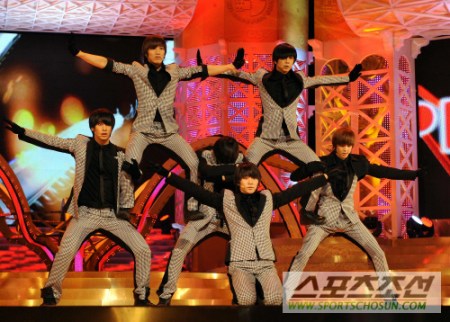 2pm队长离队组合仍受欢迎 粉丝人推人险酿意外