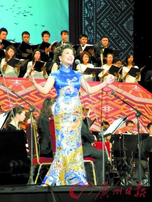 鱼尾旗袍是张也的特殊符号