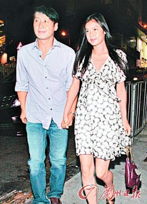 前晚，黎明主动伸手牵着太太乐基儿，两人十指紧扣，出席庆祝晚宴