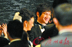 新婚夫妇喜笑颜开