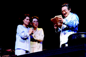 严顺开(右)、符冲(中)等滑稽、话剧演员同台，精彩表演让观众笑声不断。