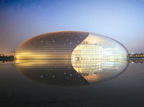 国家大剧院外观如出水明珠(资料图片)