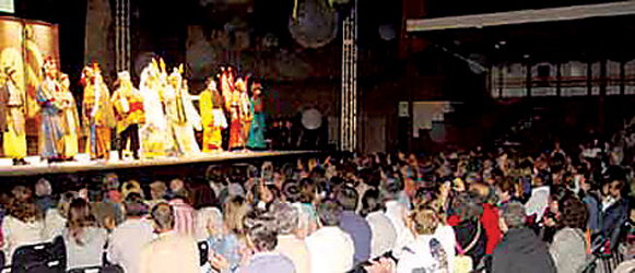 外国观众在观赏京剧《王子复仇记》