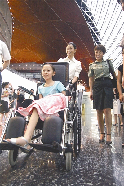 来自此次四川重灾区北川因地震失去左腿的"芭蕾女孩"李月