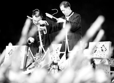 提线木偶在表演