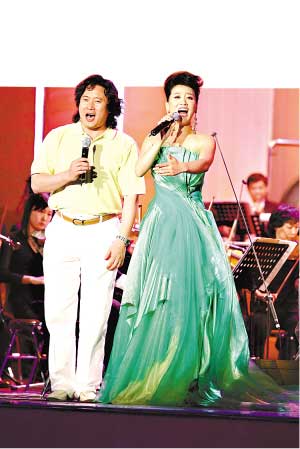 戴玉强与谭晶（右）合唱一曲