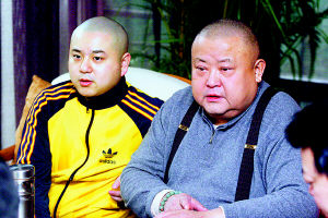 “巴蜀笑星”刘德一(右)与儿子刘乙麟