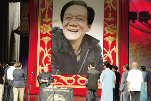纪念侯耀文专场演到凌晨1点半 观众感动流泪_影音娱乐_新浪网