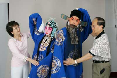 耿其昌（右一）和李维康（左一）为赵群、凌珂亲授《宝莲灯》