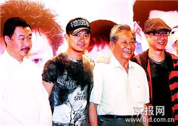 图为刘桦、印小天、梁伯龙、孙红雷(从左至右)。孙红雷赶来向恩师梁伯龙道贺。他1995年考中戏表演班时，梁伯龙给了他两次小品表演的机会，最终通过考试