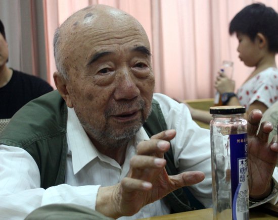 而该剧的艺术总监老艺术家李丁也亲临排练现场,为这部年轻人的戏剧把