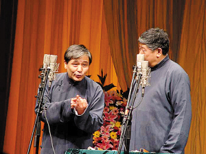 马志明在表演相声