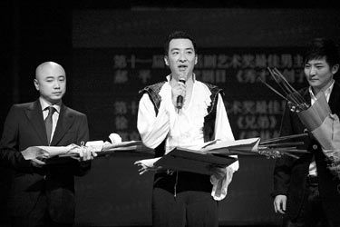 (左起)徐峥、郝平、郭京飞在领奖台上