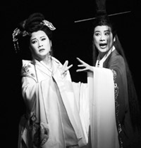 钱惠丽（右）、方亚芬在越剧《韩非子》中分别扮演韩非子和宁阳公主。  张潮