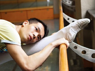 方光在排练场上