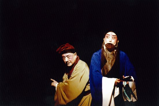 十五贯》剧照 李宝春,孙正阳领衔主演 官鼠斗智 新浪娱乐讯 近日,京剧