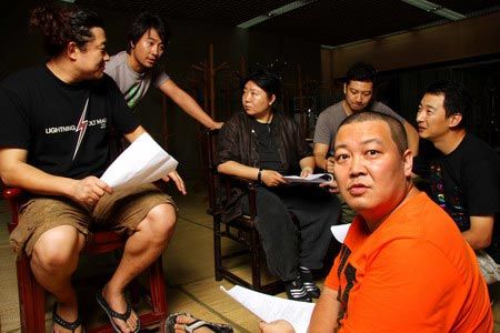 几位主演稍一得空，导演就会和他们对词、排戏