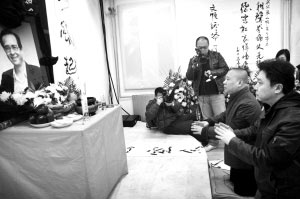 郭德纲、于谦行磕头大礼  张学军/摄