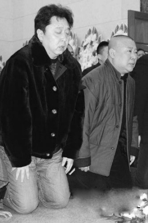 于谦郭德纲向张文顺遗体跪别