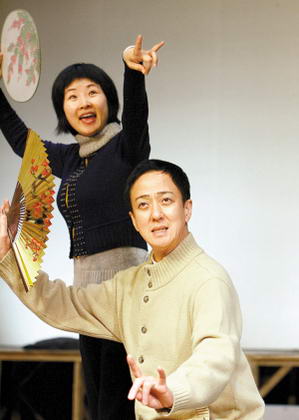 日本国宝级歌舞伎大师坂东玉三郎（右）在排练中日版《牡丹亭》。新华社／图