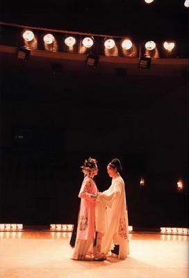 坂东玉三郎在舞台上饰演杜丽娘