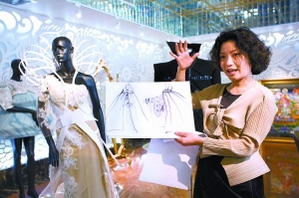 郭培展示自己为《托斯卡》设计的戏服。高尚摄