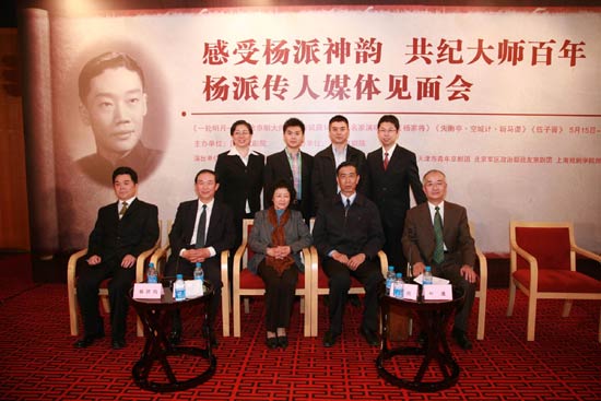 新闻发布会与会者合影 摄影侯啸