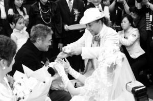 博比肯与张雯婷向赵本山敬茶