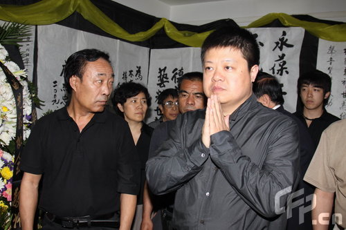 马东慰问李文华家人深表遗憾