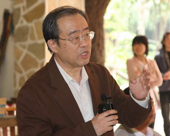 田青在羌风排练现场给演员鼓励